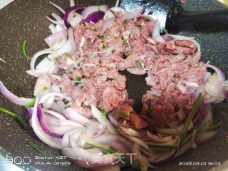 洋葱炒牛肉的做法步调：3