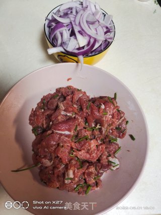 洋葱炒牛肉的做法步调：1