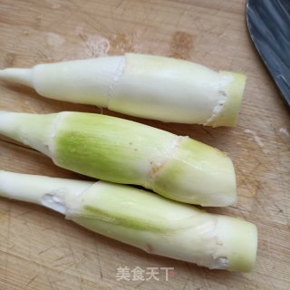 茭利剑炒三丝的做法步调：1