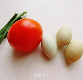 西白柿炒鸡蛋的做法步调：1