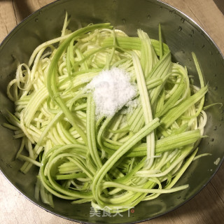 只收酵一次的西葫芦肉包子的做法步调：1