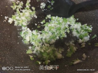 蛤蜊炒粉丝的做法步调：2