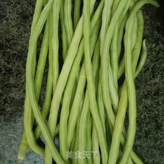 腊肉炒豆角的做法步调：1