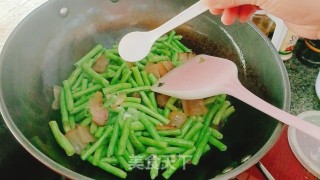 腊肉炒豆角的做法步调：8