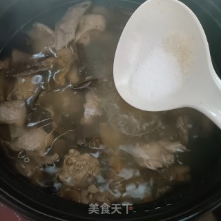 羊肚菇老鸭汤的做法步调：9