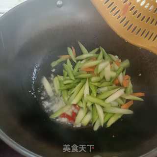 浑炒芦笋的做法步调：6