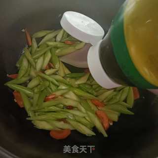 浑炒芦笋的做法步调：7