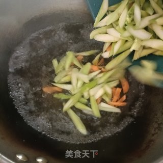 浑炒芦笋的做法步调：4