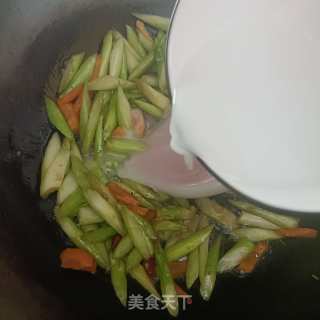 浑炒芦笋的做法步调：8