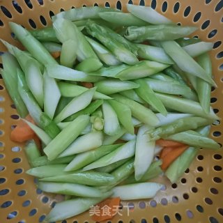 浑炒芦笋的做法步调：2