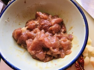 莲斑白木耳过油肉的做法步调：4