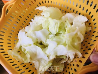 莲斑白木耳过油肉的做法步调：1
