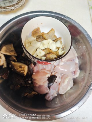 喷鼻菇白烧鸡胸肉的做法步调：1