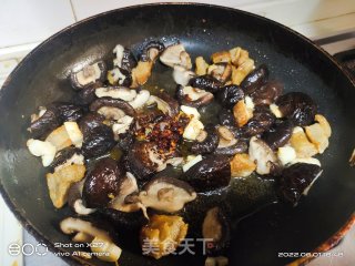 喷鼻菇白烧鸡胸肉的做法步调：2