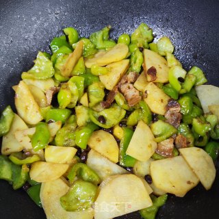 肉片炒青椒土豆片的做法步调：8