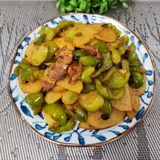 肉片炒青椒土豆片的做法步调：9