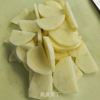 肉片炒青椒土豆片的做法步调：2