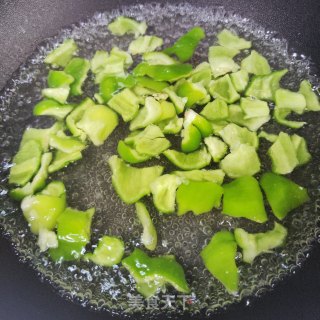 肉片炒青椒土豆片的做法步调：4