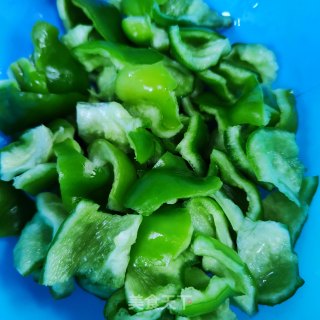 肉片炒青椒土豆片的做法步调：1