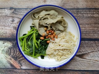 金针菇菠菜拌乌豆腐皮的做法步调：7