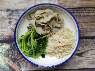 金针菇菠菜拌乌豆腐皮的做法步调：6