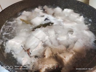 白烧五花肉的做法步调：1