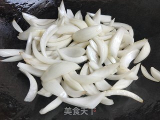 西白柿洋葱炒鸡蛋的做法步调：4