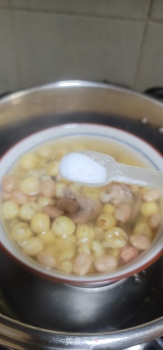 莲子茨真炖花死排骨汤的做法步调：7