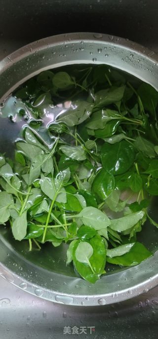 煎蛋粉肠肥肉枸杞叶汤的做法步调：1