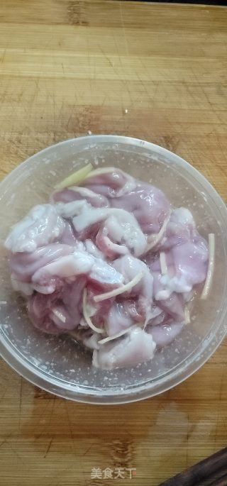 煎蛋粉肠肥肉枸杞叶汤的做法步调：3