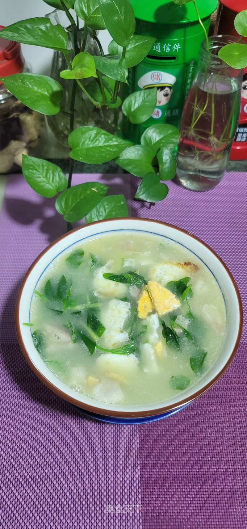 煎蛋粉肠肥肉枸杞叶汤的做法