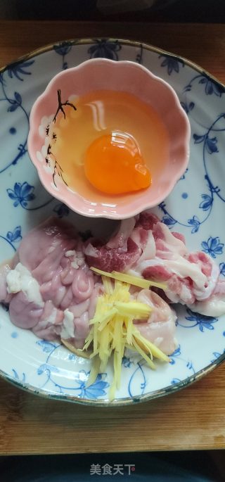 煎蛋粉肠肥肉枸杞叶汤的做法步调：2