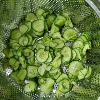 木耳鸡胸肉炒黄瓜的做法步调：4