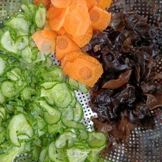 木耳鸡胸肉炒黄瓜的做法步调：8