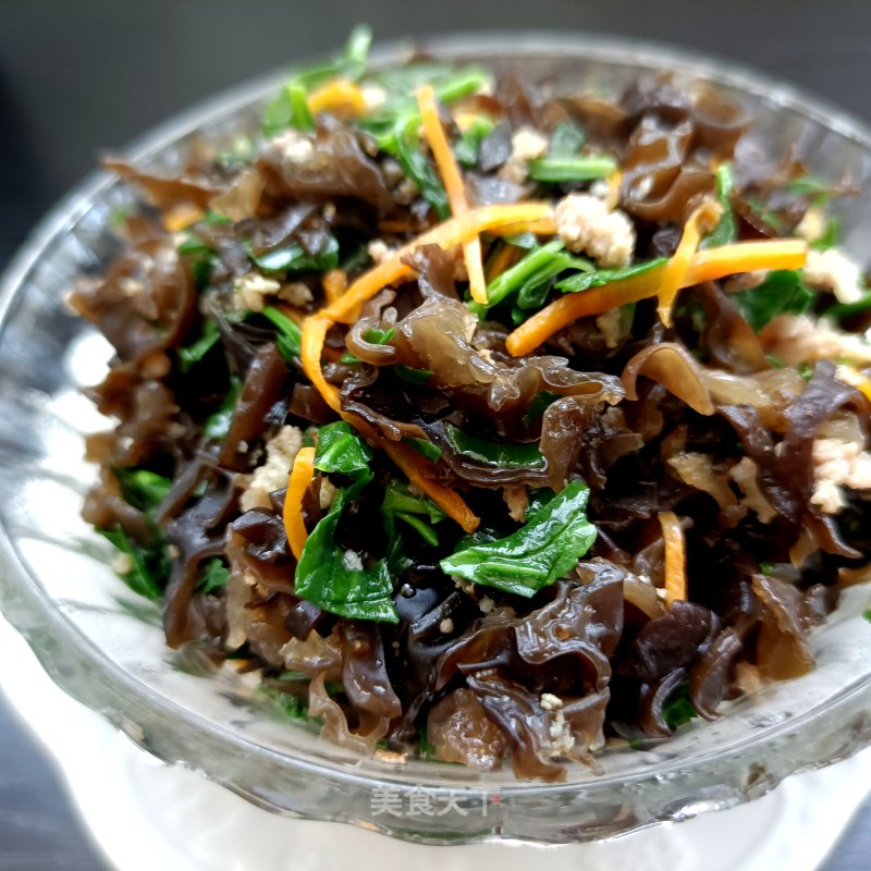 肉终养心菜炒木耳的做法