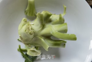 西兰花梗木耳拌虾仁的做法步调：2