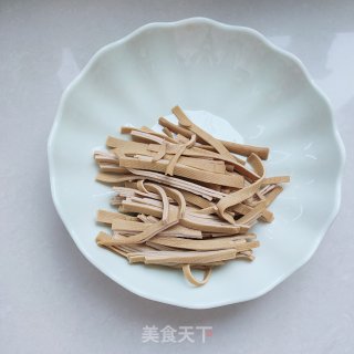 洋葱拌豆皮的做法步调：1