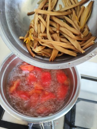 黄花菜西白柿肉片汤的做法步调：6