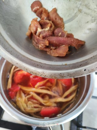 黄花菜西白柿肉片汤的做法步调：7