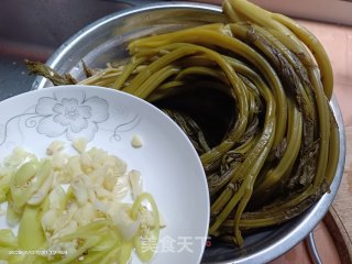 炒火捞菜的做法步调：1