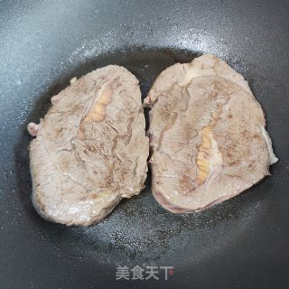 喷鼻煎牛排的做法步调：3