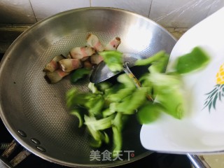 菜椒炒腊肉的做法步调：3