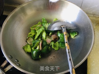 菜椒炒腊肉的做法步调：5