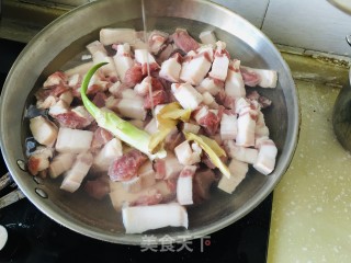 沙锅酸菜粉条炖白烧肉的做法步调：3