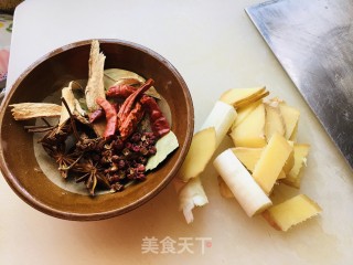 沙锅酸菜粉条炖白烧肉的做法步调：1