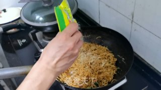 芽菜肉丝炒里的做法步调：6