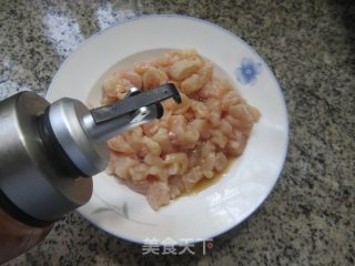 萝卜干炒鸡胸肉的做法步调：2