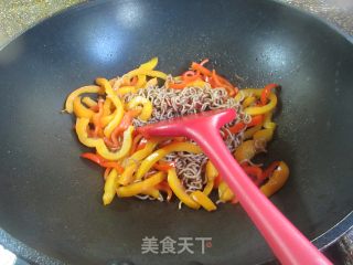 白黄彩椒炒荞麦里的做法步调：10