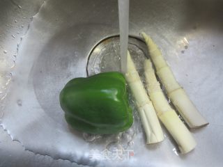 虾仁柿子椒炒鞭笋的做法步调：4