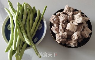 利剑没有老豆角炖排骨的做法步调：1